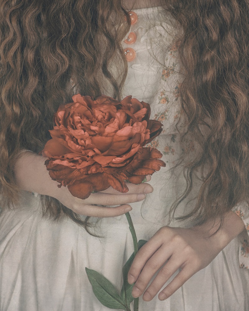 A girl with curly hair. Portrait Photographer