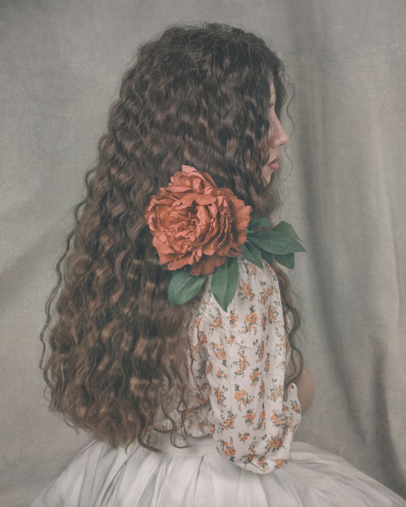 A girl with curly hair. Portrait Photographer