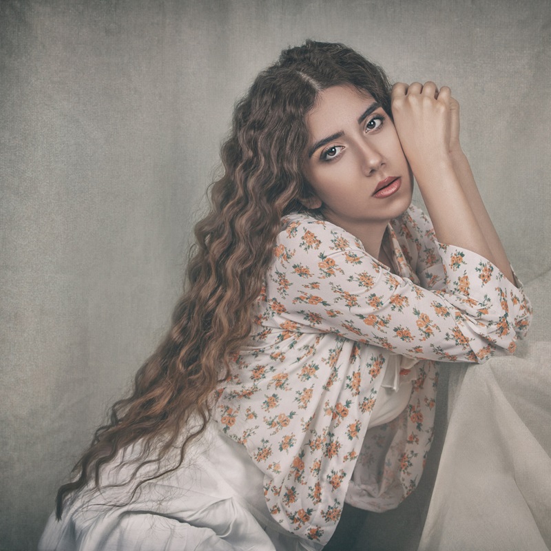 A girl with curly hair. Portrait Photographer